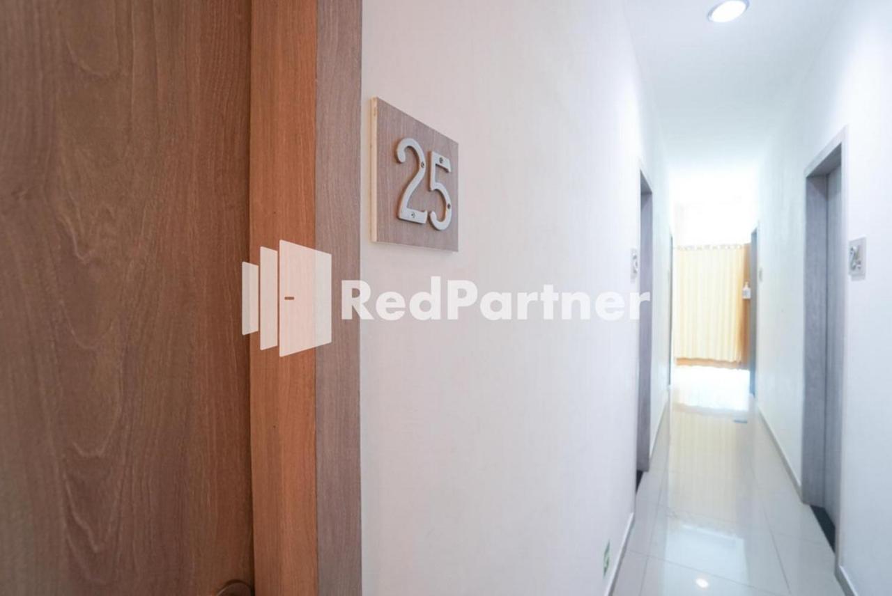 Eascot Hotel Mitra Reddoorz Giacarta Esterno foto