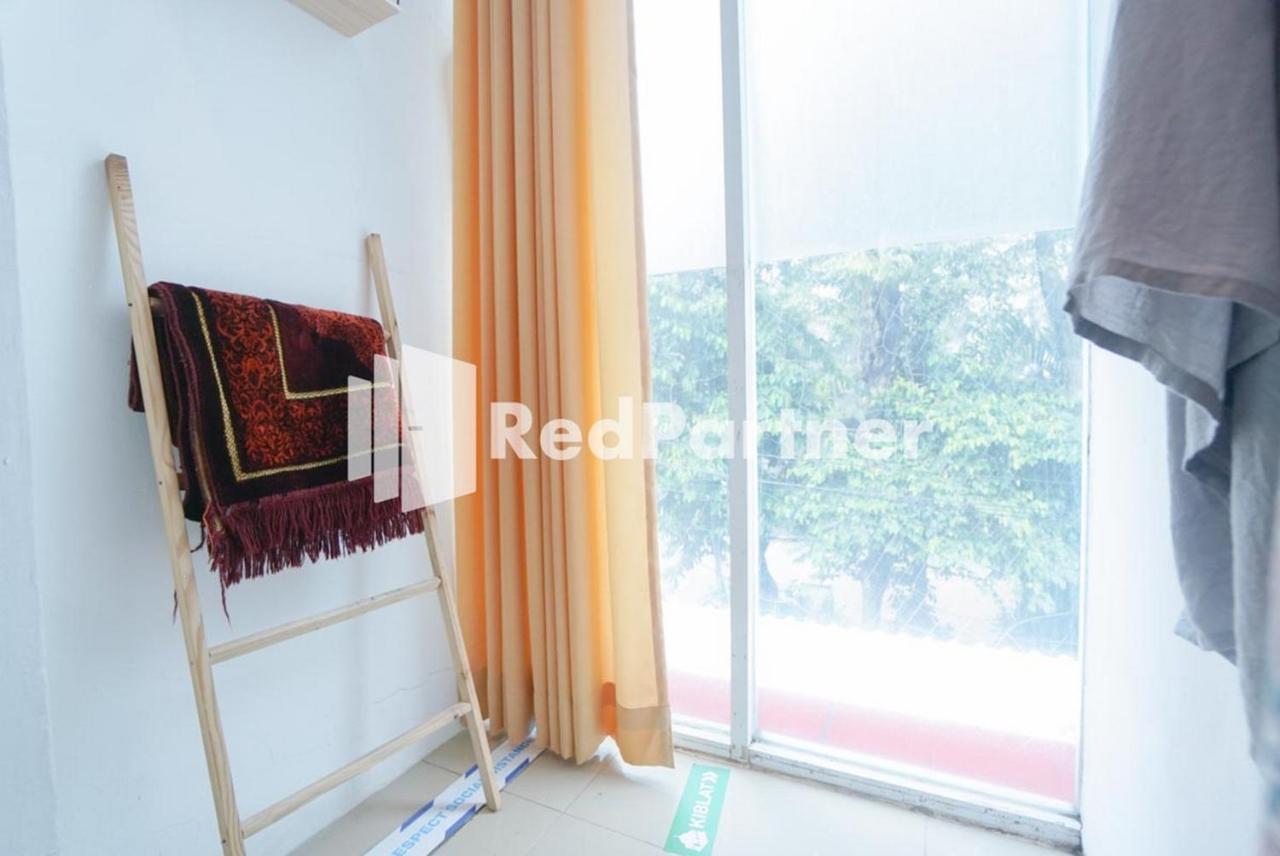 Eascot Hotel Mitra Reddoorz Giacarta Esterno foto