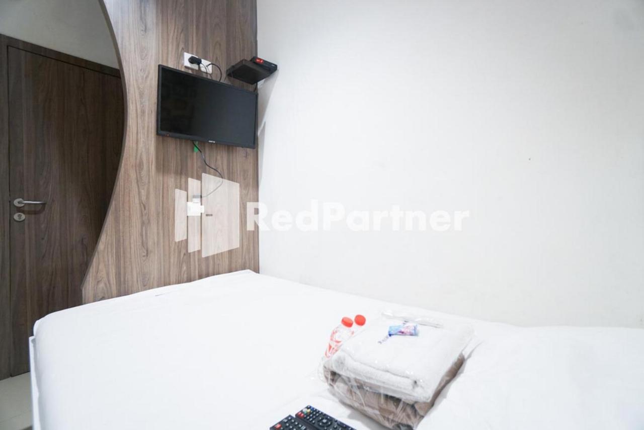 Eascot Hotel Mitra Reddoorz Giacarta Esterno foto