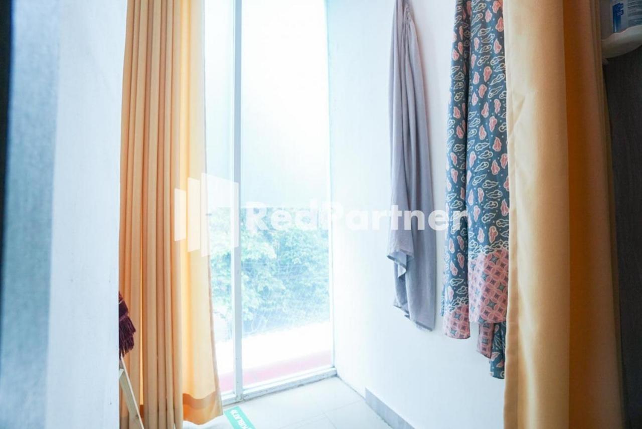Eascot Hotel Mitra Reddoorz Giacarta Esterno foto
