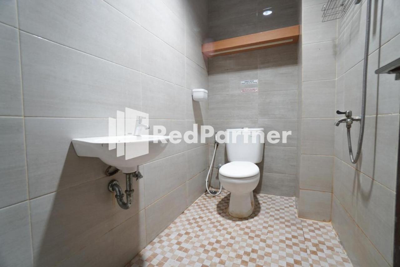 Eascot Hotel Mitra Reddoorz Giacarta Esterno foto