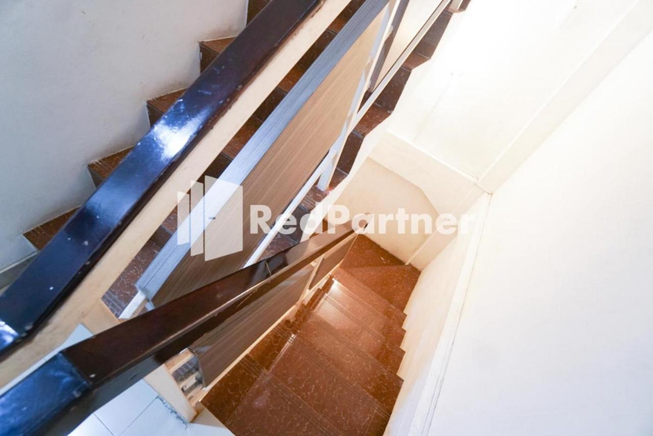 Eascot Hotel Mitra Reddoorz Giacarta Esterno foto